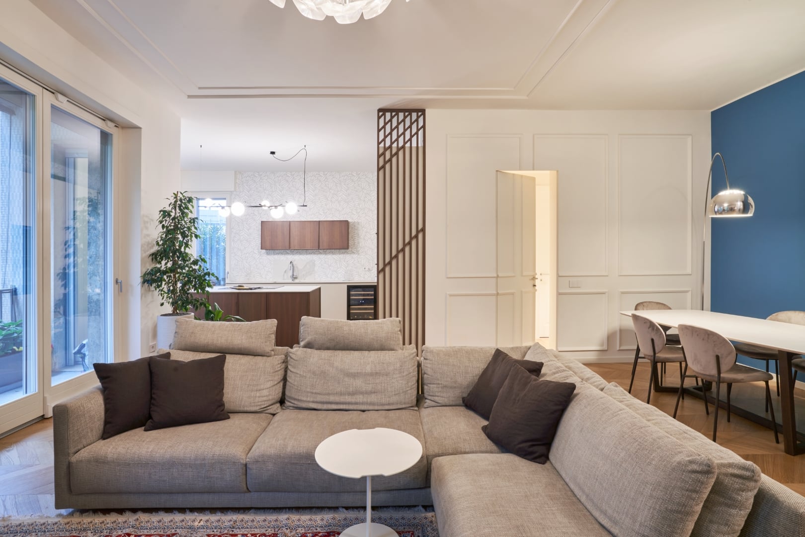 Welcoming and Convivial Warm House — Living Room