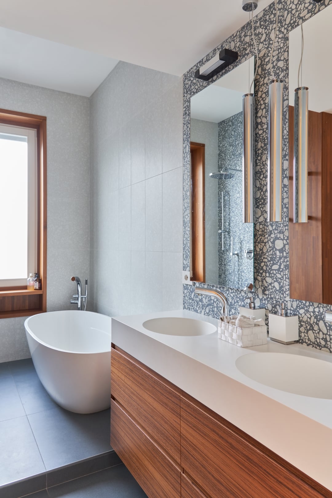 Welcoming and Convivial Warm House — Bathroom