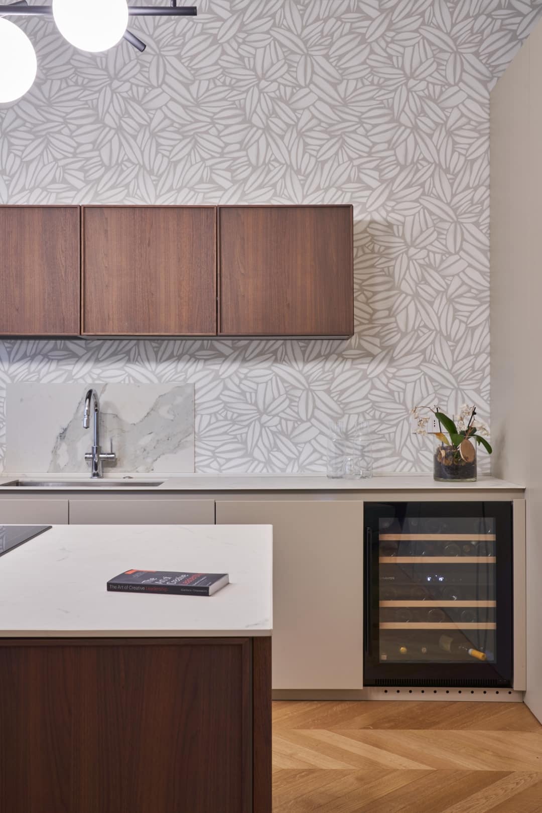 Welcoming and Convivial Warm House — Kitchen