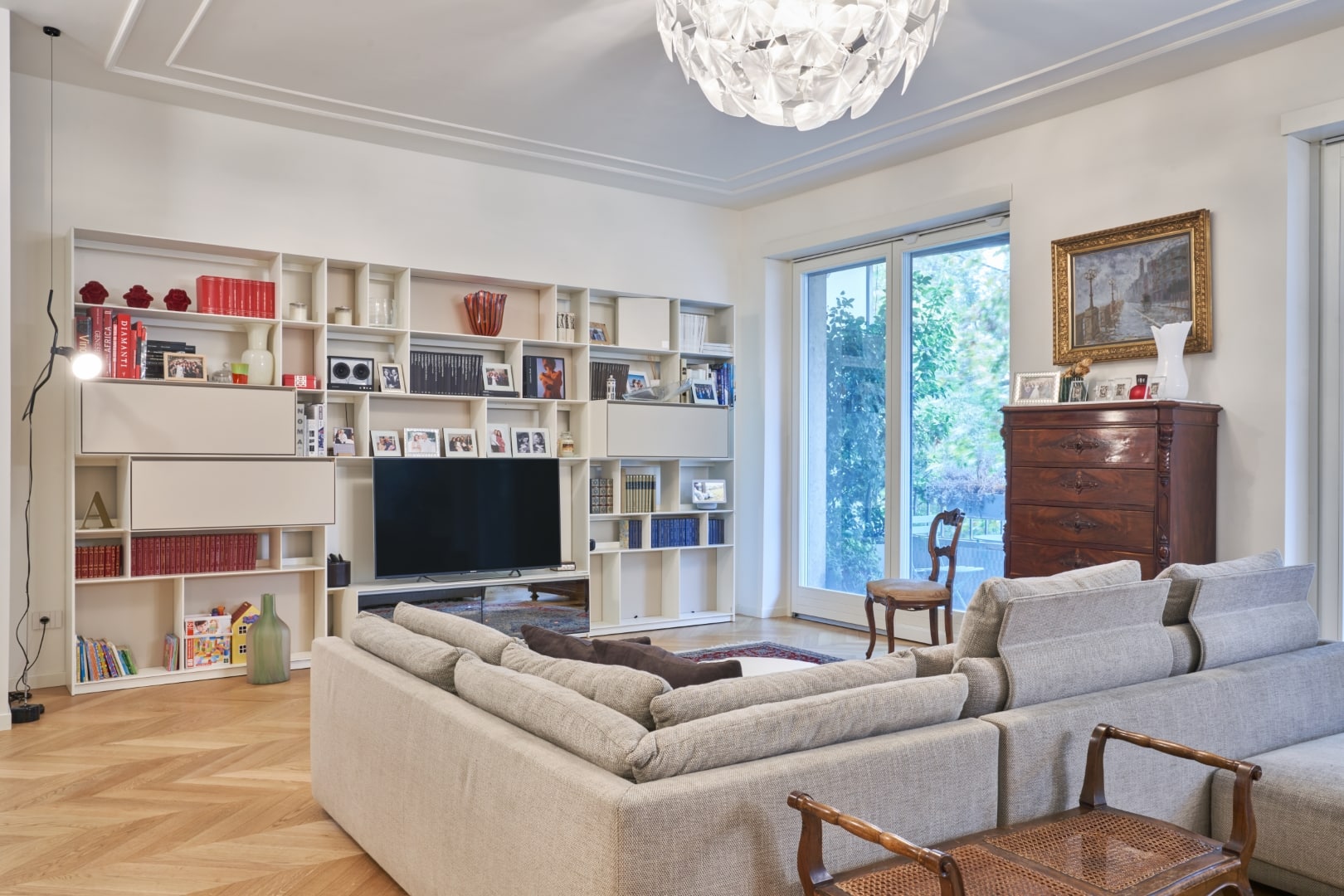 Welcoming and Convivial Warm House — Living Room