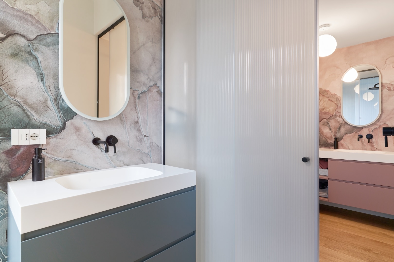 Welcoming and Convivial Warm House — Bathroom